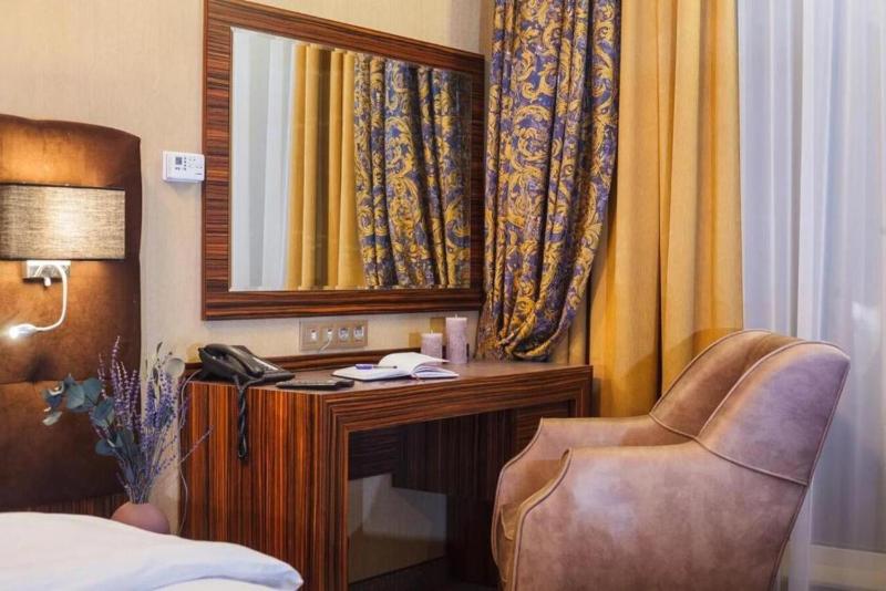 Standard King Room image 4