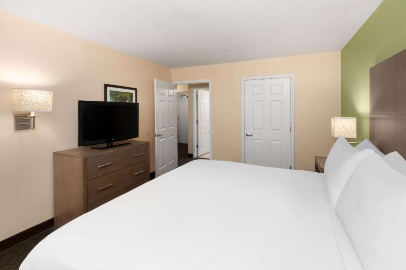 Deluxe King Suite with City View and Mobility/Hearing Impaired Access - Non-Smoking