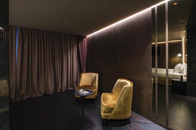 Deluxe Junior Suite image 4