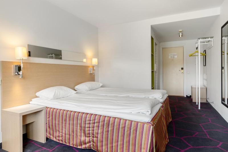 Twin Room image 4