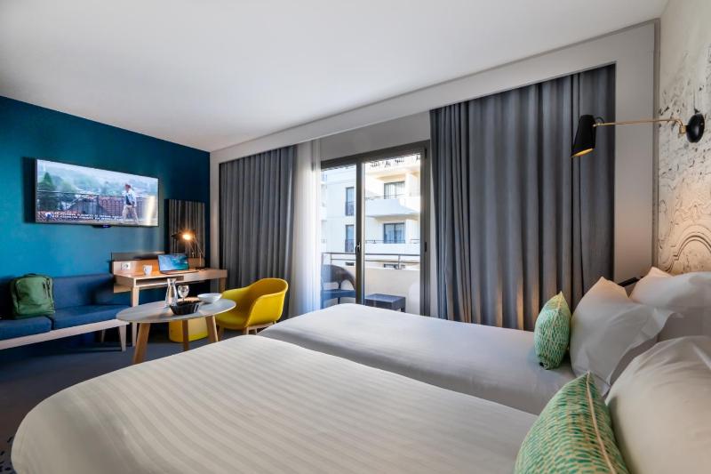 Executive Twin Room image 4