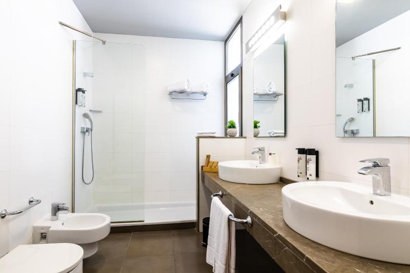 Standard Double Room image 2