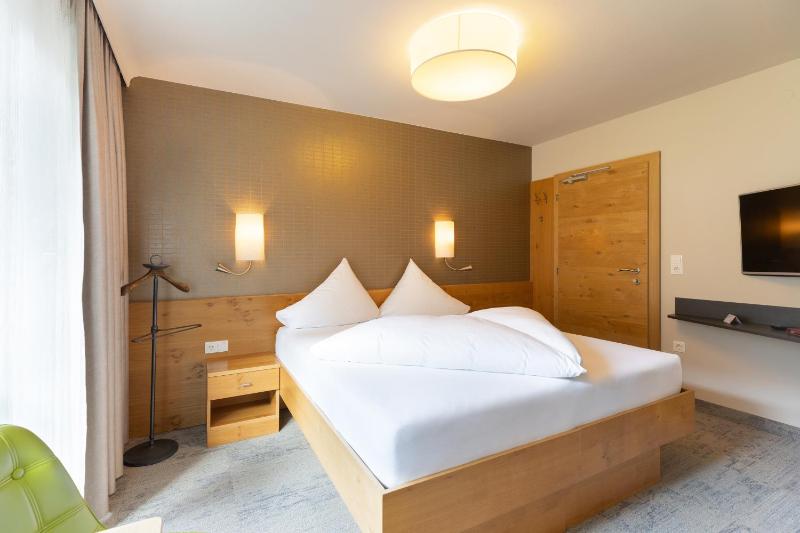 Double Room with Balcony image 1