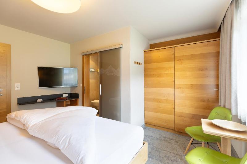 Double Room with Balcony image 4