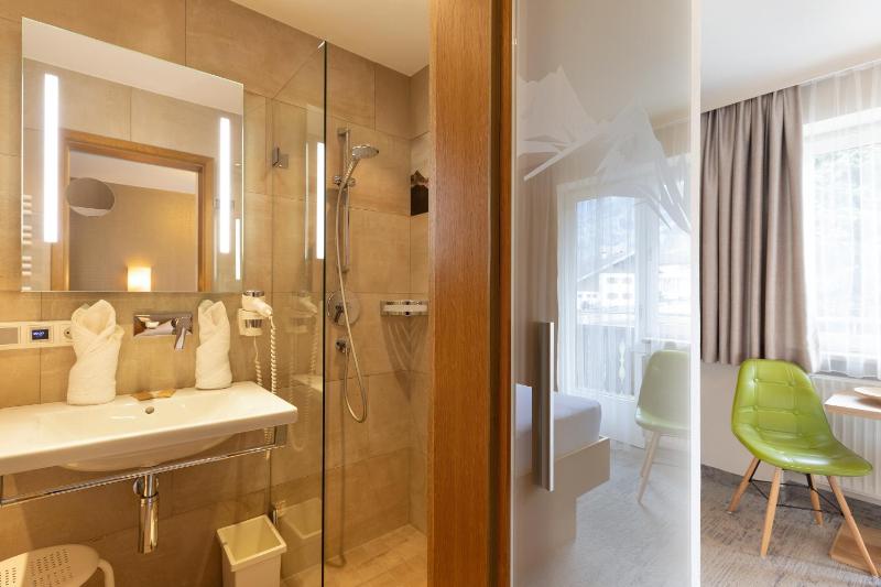 Double Room with Balcony image 3