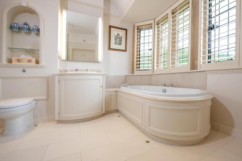 Luxury King Room image 1