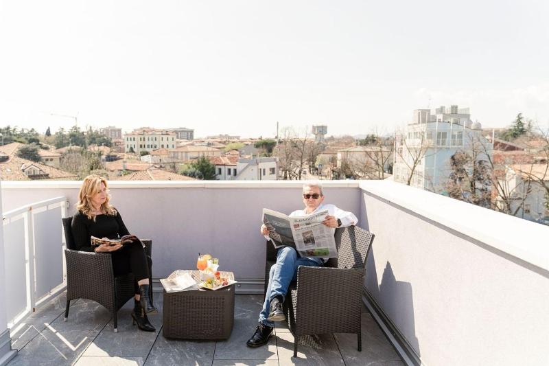 Deluxe Single Room with Balcony image 1