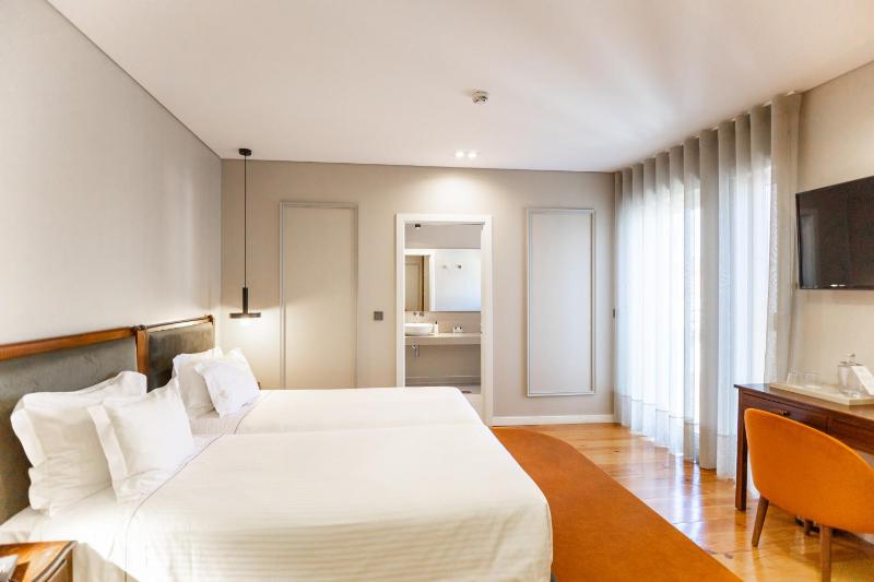 Deluxe Twin Room image 1