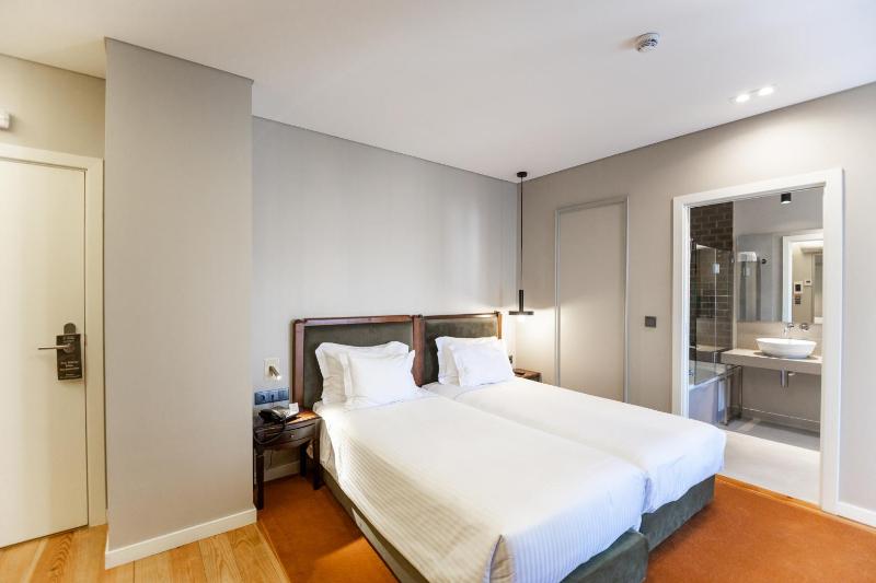 Deluxe Twin Room image 4