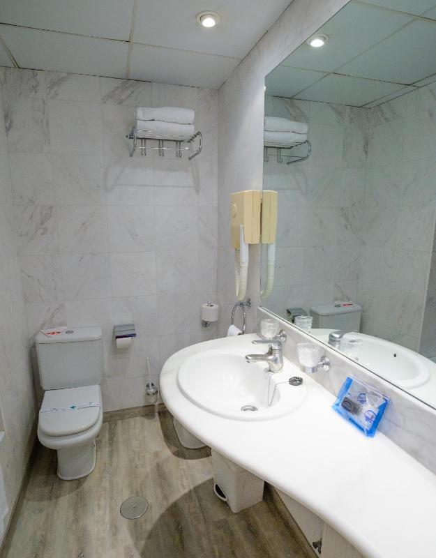 Twin Room image 3