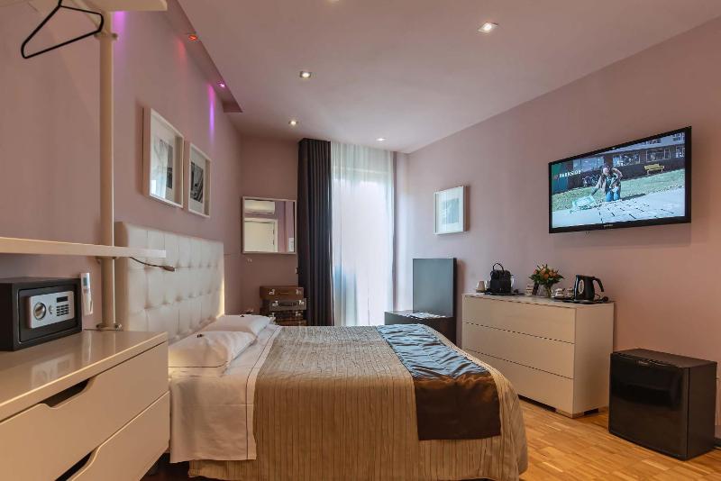 Double or Twin Room image 3