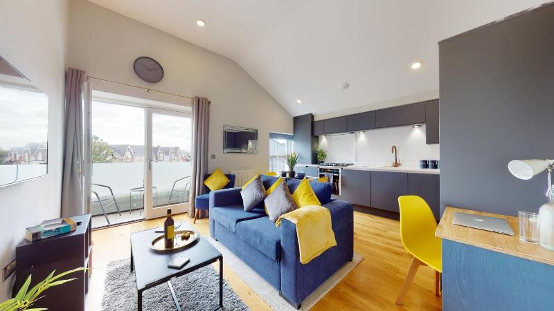 Chic 1BR Flat, Prime Cardiff Location Images
