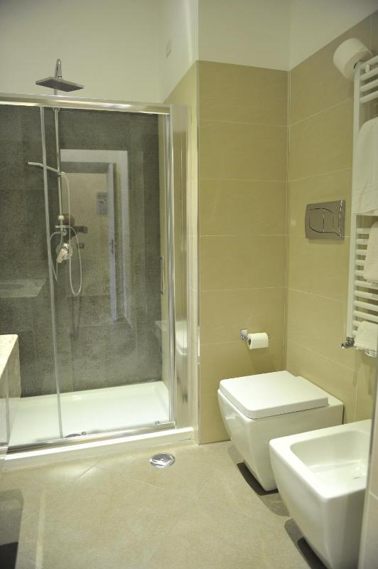 Double Room image 4