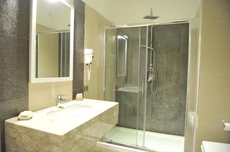 Double Room image 3