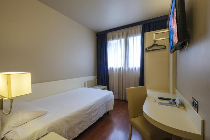 Single Room image 4