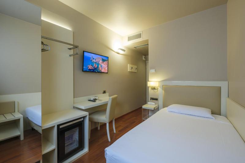 Single Room image 3