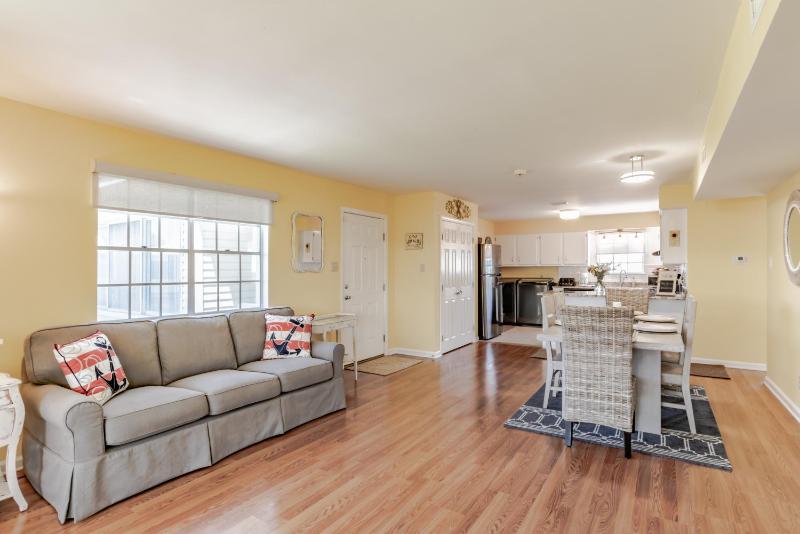 Stylish Condo with a view of the water - image 16