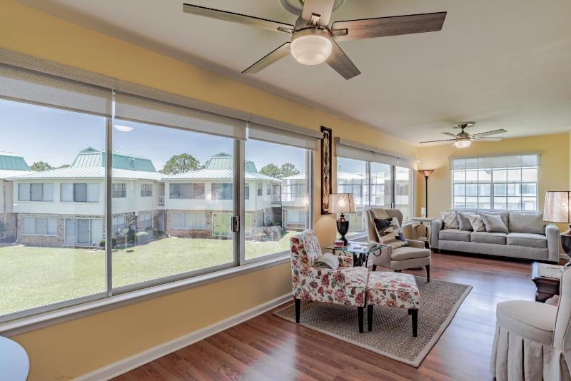 Stylish Condo with a view of the water - image 7