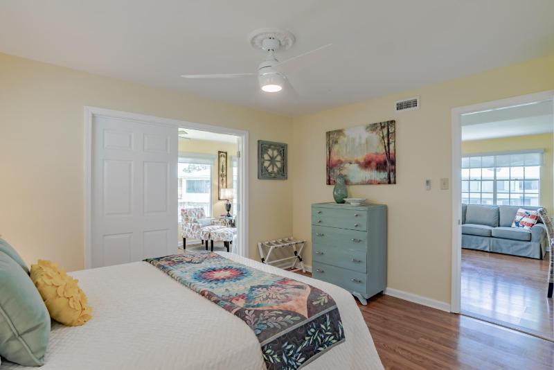 Stylish Condo with a view of the water - image 4