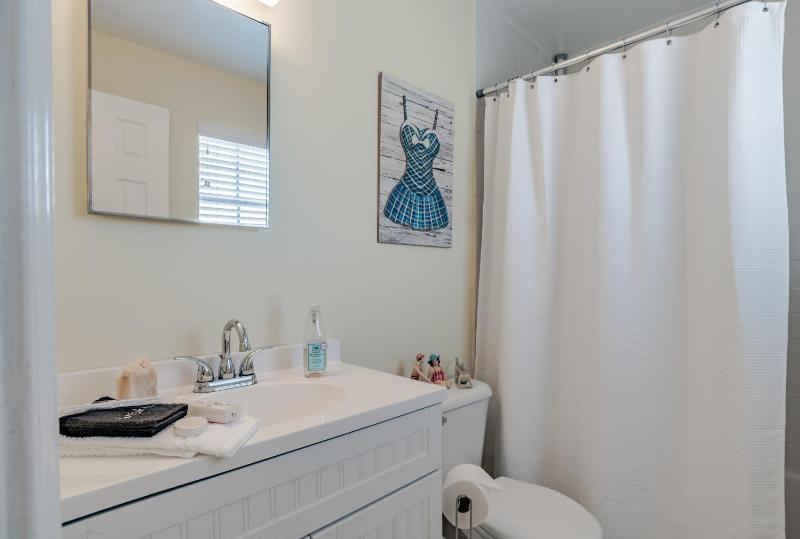 Stylish Condo with a view of the water - image 19