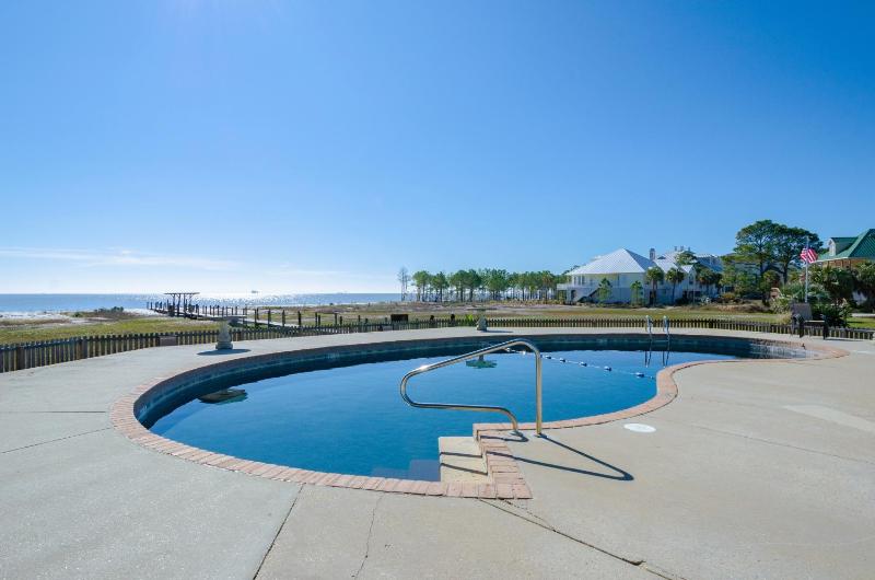 Stylish Condo with a view of the water - image 25
