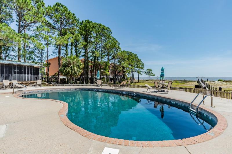 Stylish Condo with a view of the water - image 10