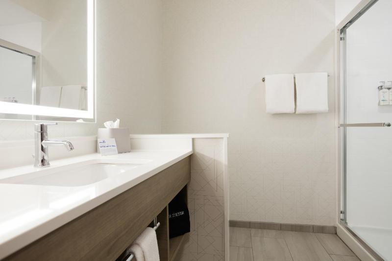 Standard King Room image 3