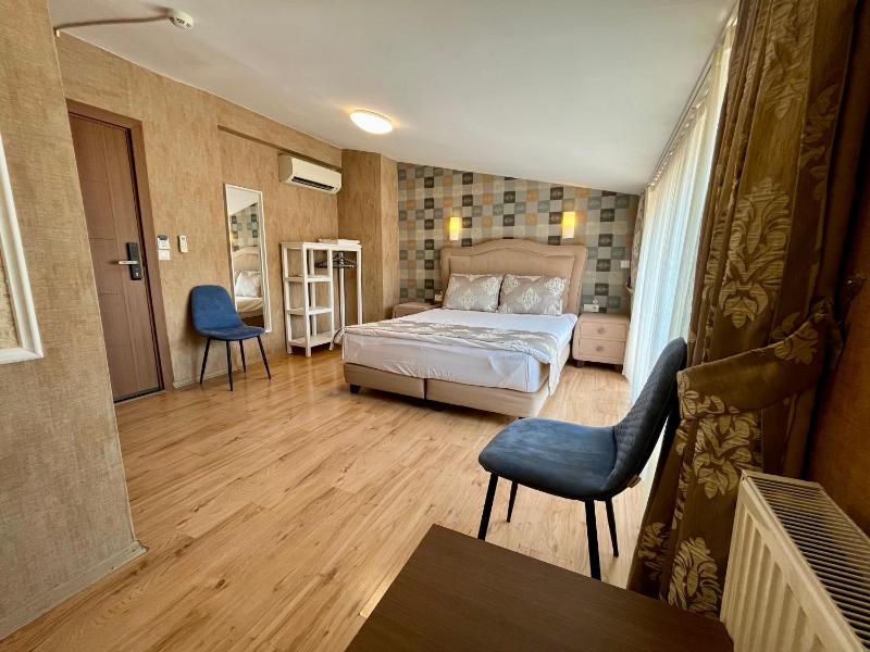 Double Room with Balcony image 4