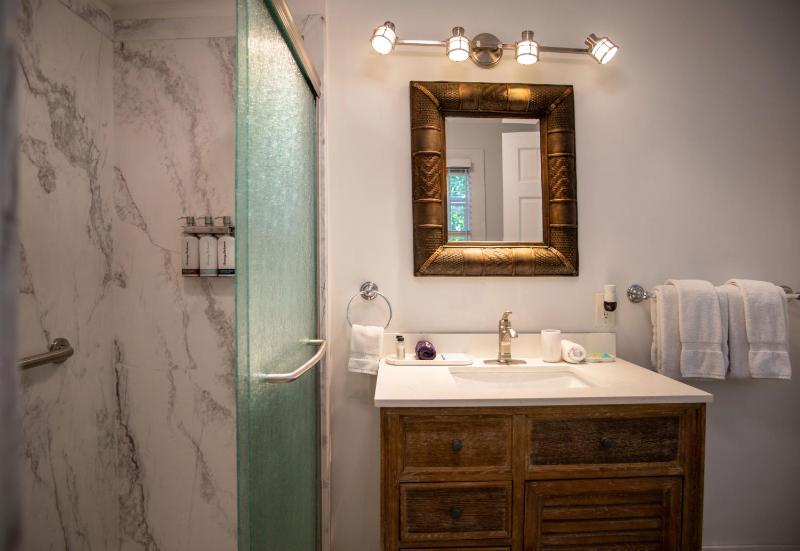 Deluxe King Room image 2