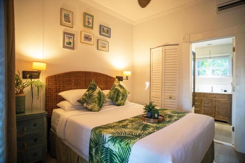 Standard Queen Room  - Poolside image 3