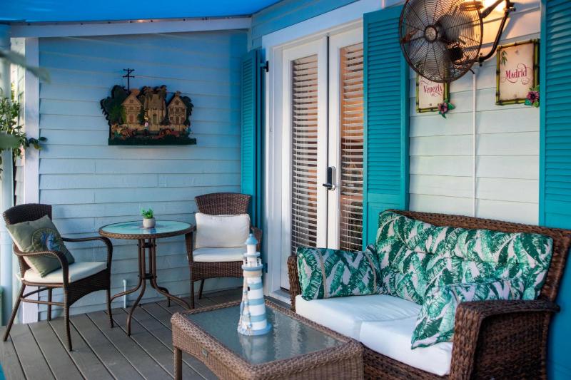 Standard Queen Room  - Poolside image 2