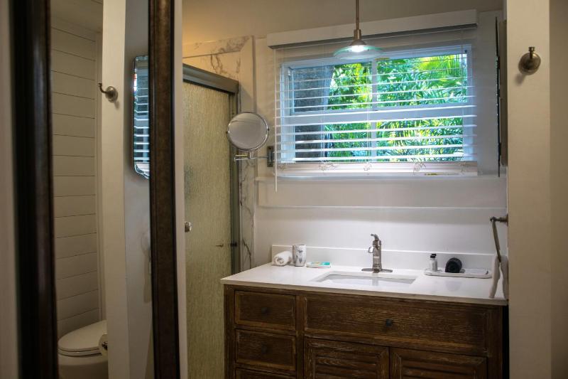 Standard Queen Room  - Poolside image 4