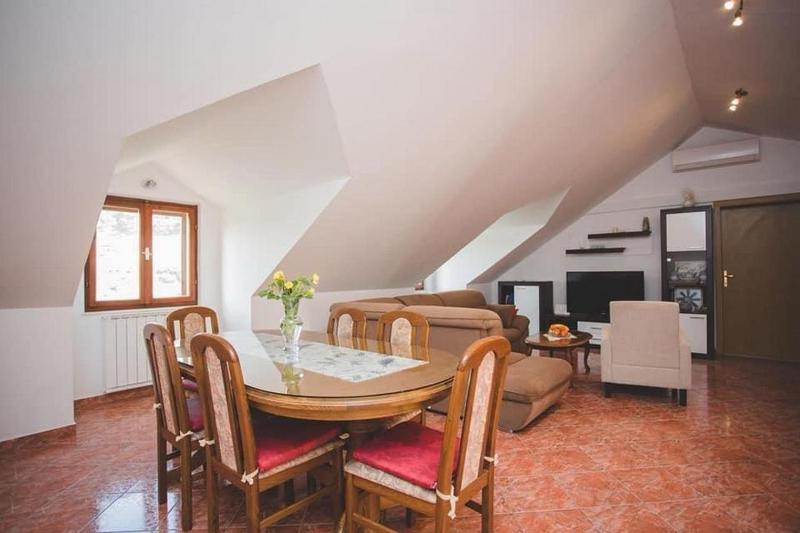 Three-Bedroom Apartment with Terrace and Sea View image 4