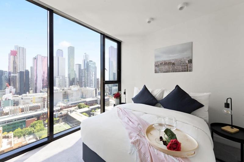 A Cozy 2BR Apt Near Melbourne Central City Views - image 1