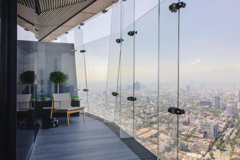 One-Bedroom King Corner Residence with Terrace and Park View image 1