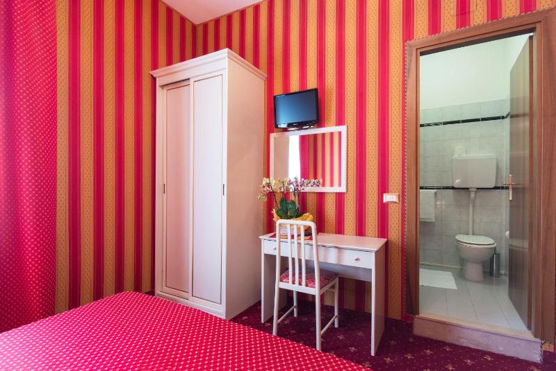 Classic Double Room image 4