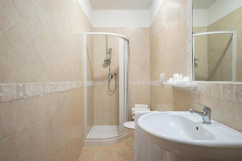 Classic Triple Room image 3