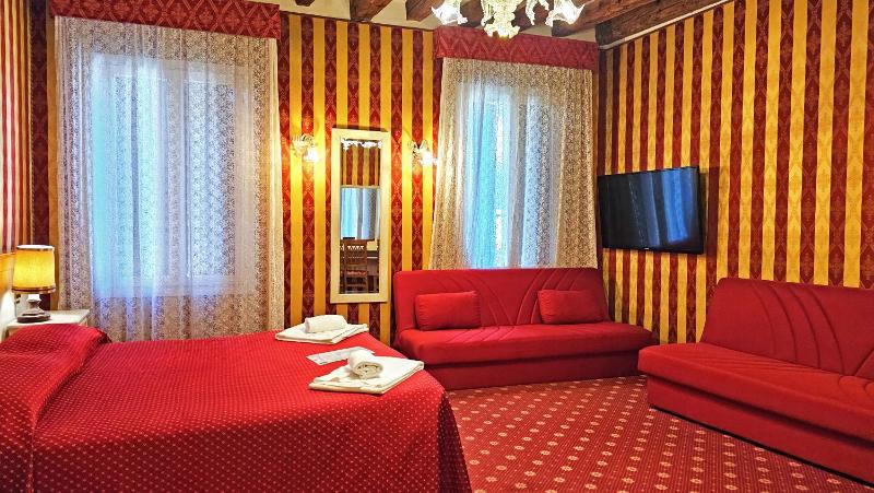 Classic Quadruple Room image 1