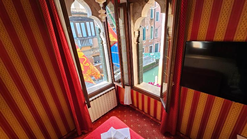Superior Double or Twin Room with Canal View image 3