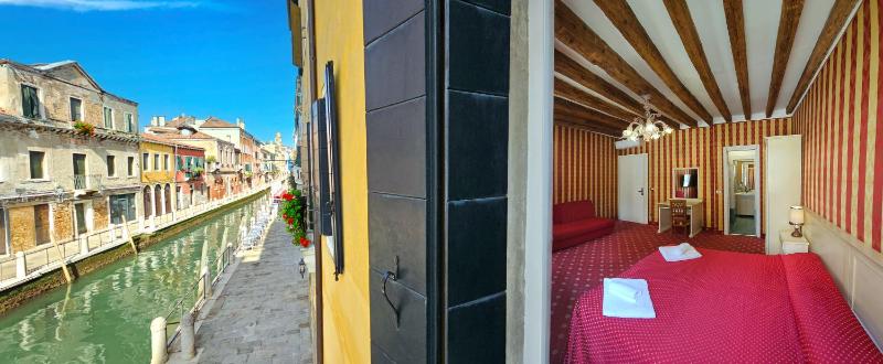 Deluxe Quadruple Room with Canal View image 3