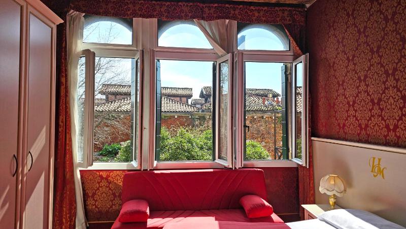 Deluxe Quadruple Room with Garden View image 1