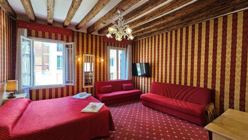 Deluxe Quadruple Room with Garden View image 3