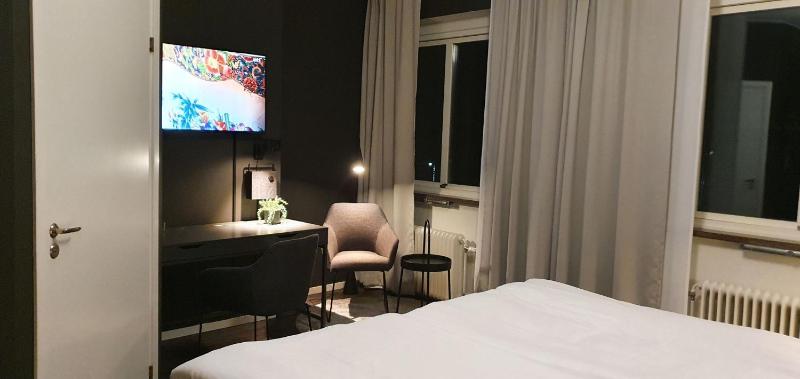 Large Double Room image 4