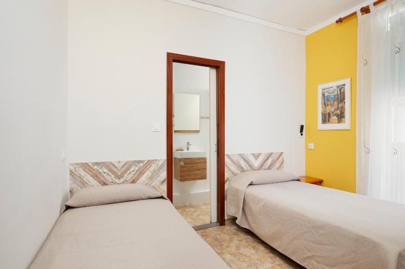 Twin Room with Private Bathroom image 4