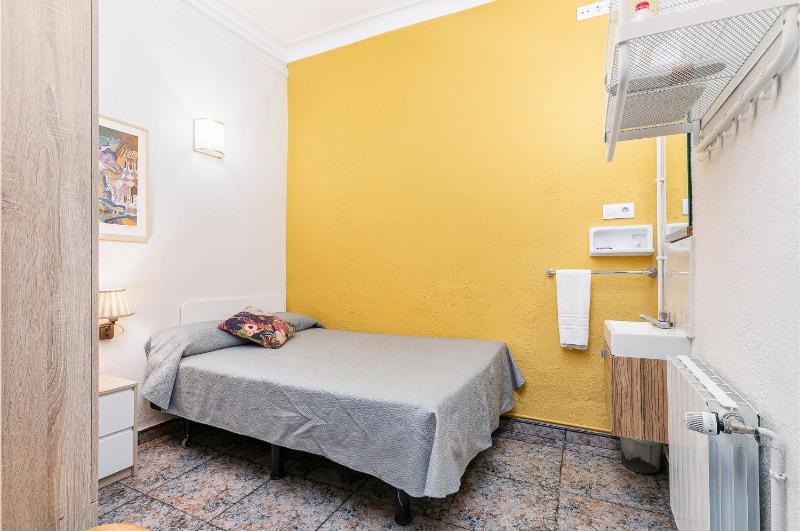 Single Room with Shared Bathroom image 3