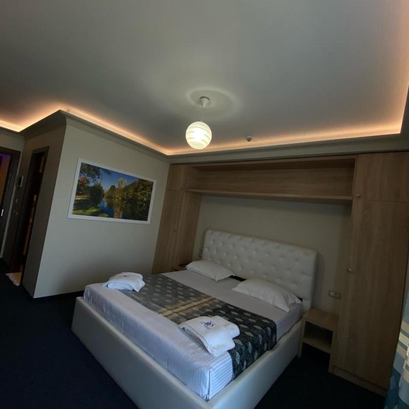 Double Room with Lake View image 3