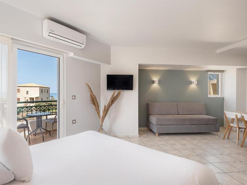 Deluxe Double Room with Balcony image 3