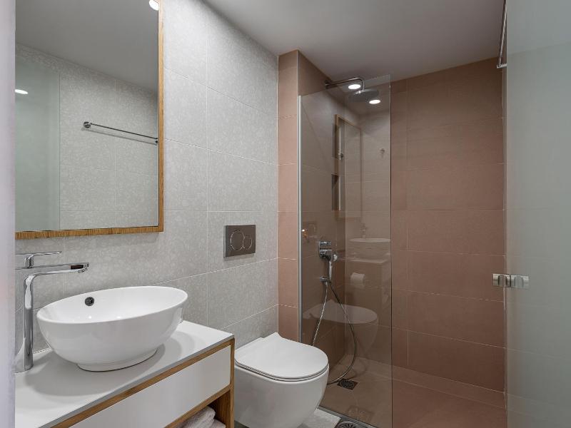 Deluxe Double Room with Balcony image 4