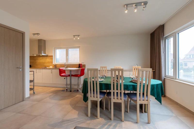 Spacious getaway close to the beach and airport Images