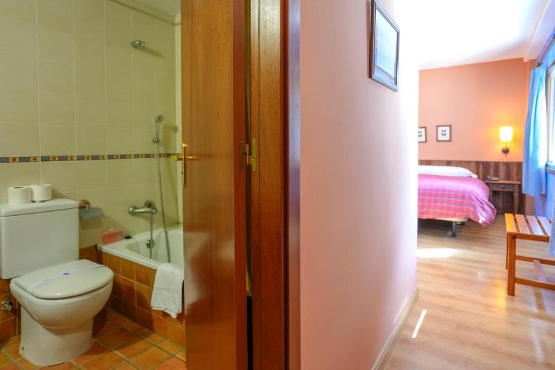 Double Room image 3